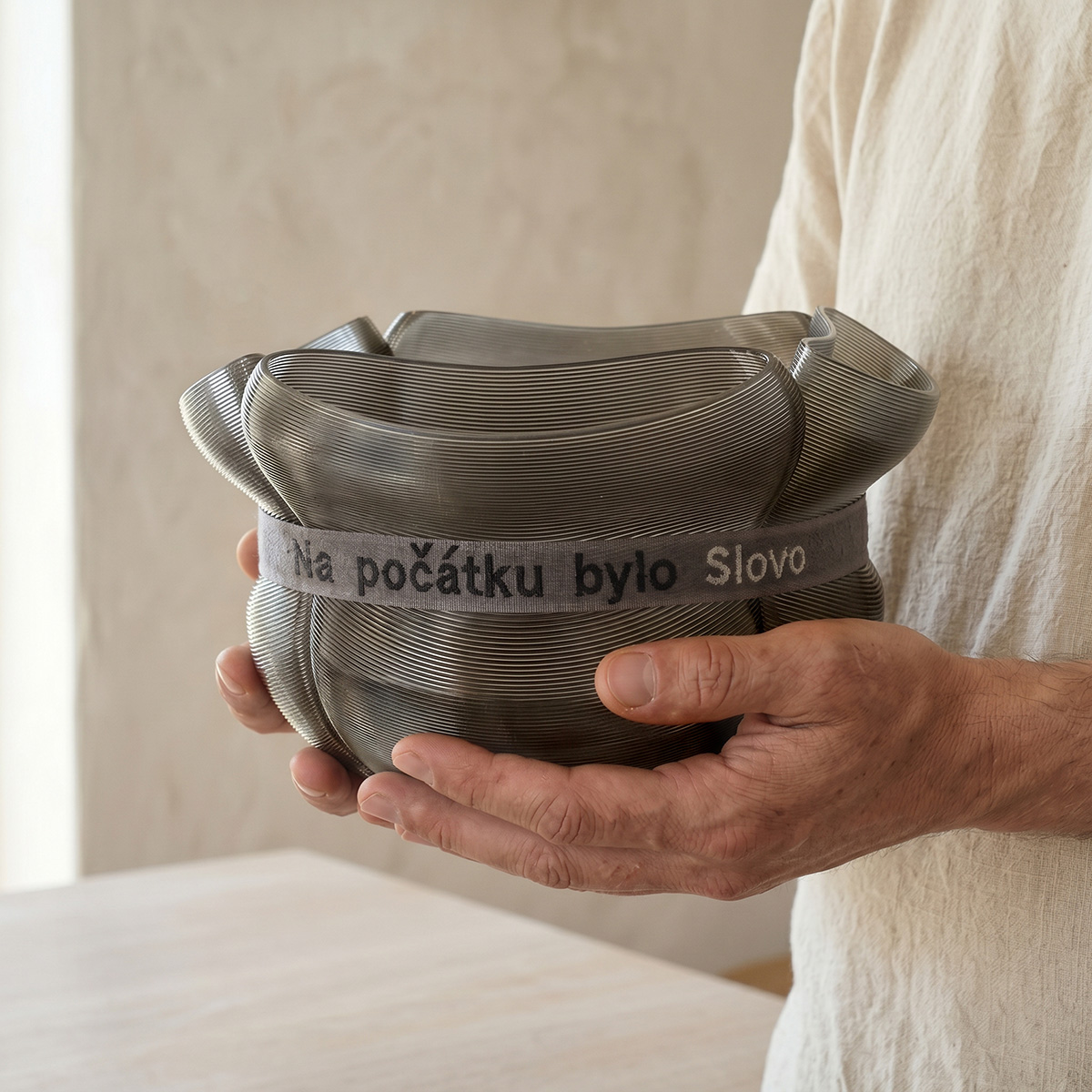 Designová mísa Blastomera v rukách